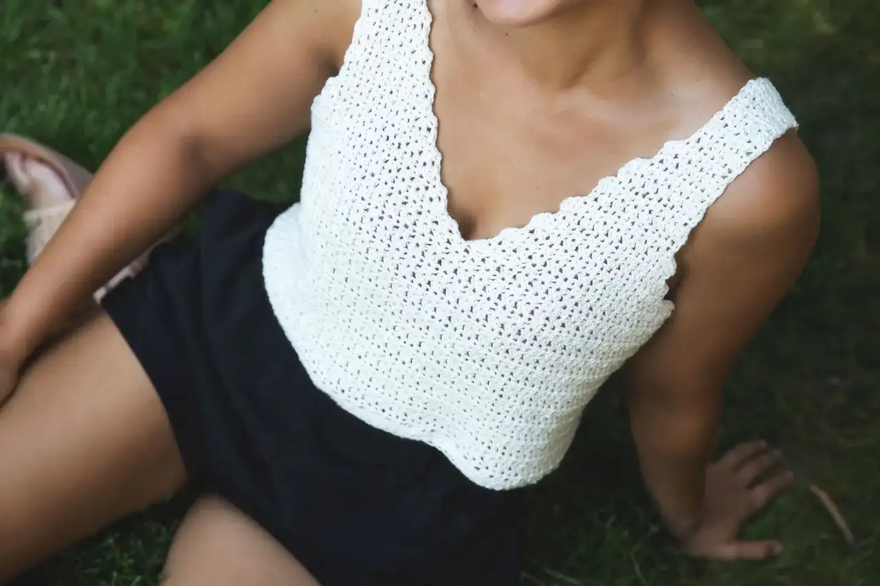 Top in cotone uncinetto, perfetto per l'estate. Trova schemi gratis per crearlo!