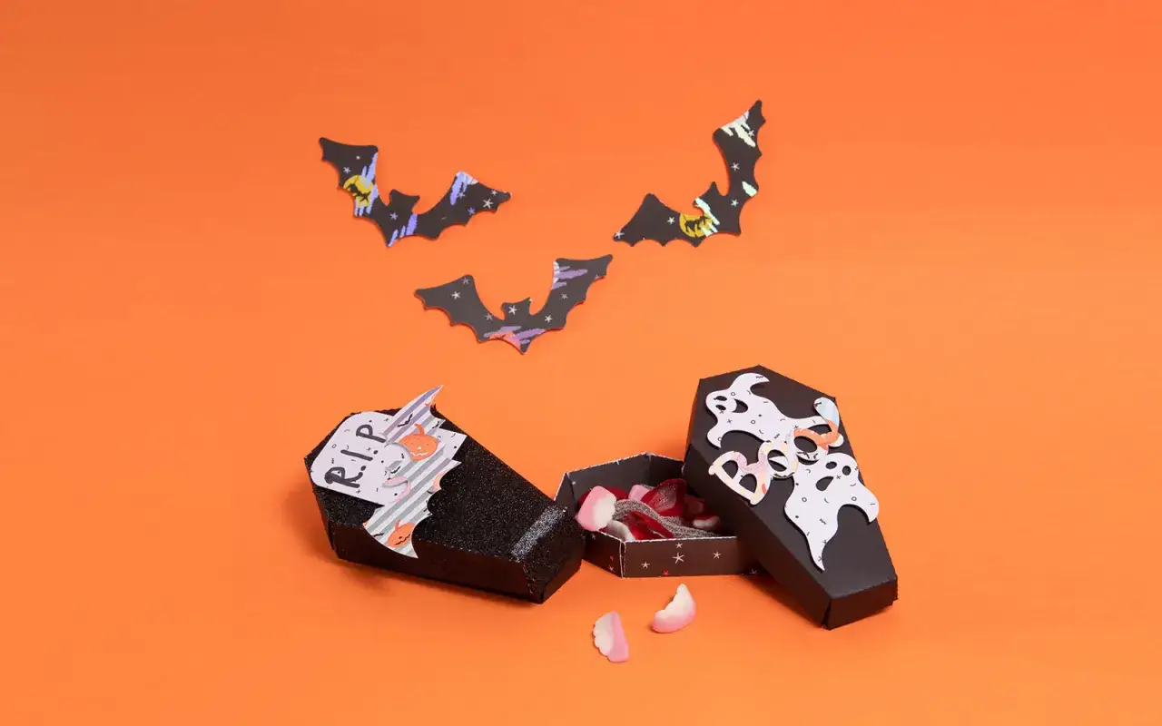 Bara Halloween fai da te con caramelle e pipistrelli di carta.