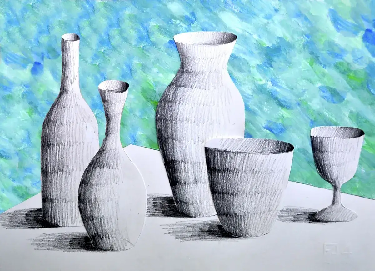 Disegno dal vero di una natura morta con vasi e bicchieri su sfondo astratto blu e verde.