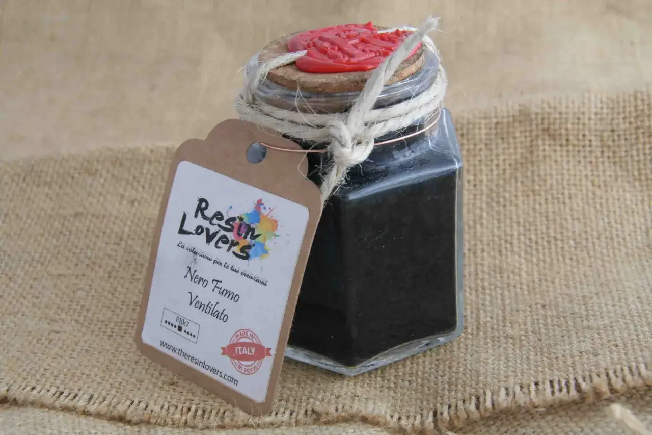 Barattolo di vetro con tappo di sughero sigillato con ceralacca rossa, contenente polvere nera, probabilmente lamp black, per resina. Etichetta