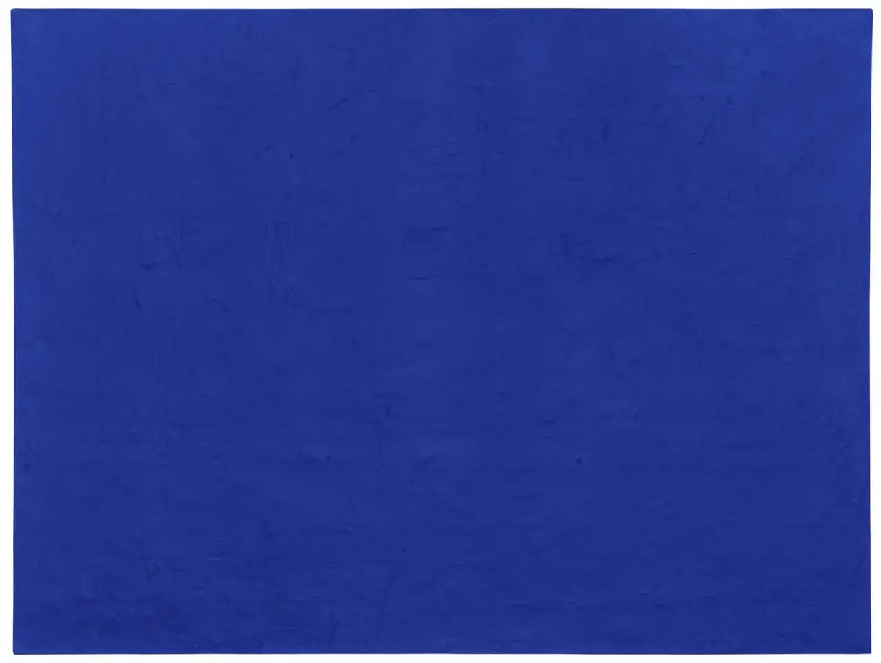 Superficie monocroma di un intenso blu Klein, con texture materica e pennellate visibili che creano un effetto quasi ipnotico.