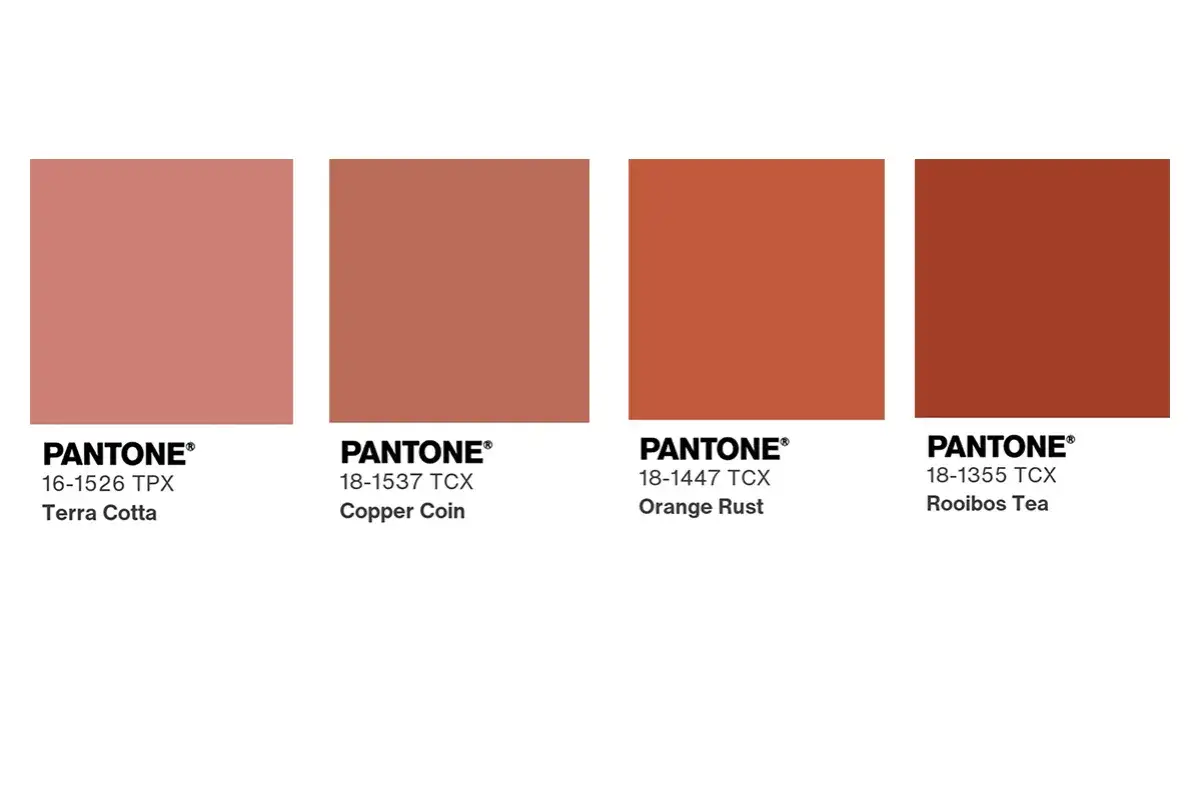Quattro campioni di colore Pantone: Terra Cotta, Copper Coin, Orange Rust e Rooibos Tea. Un'esplorazione di tonalità arancione antico.