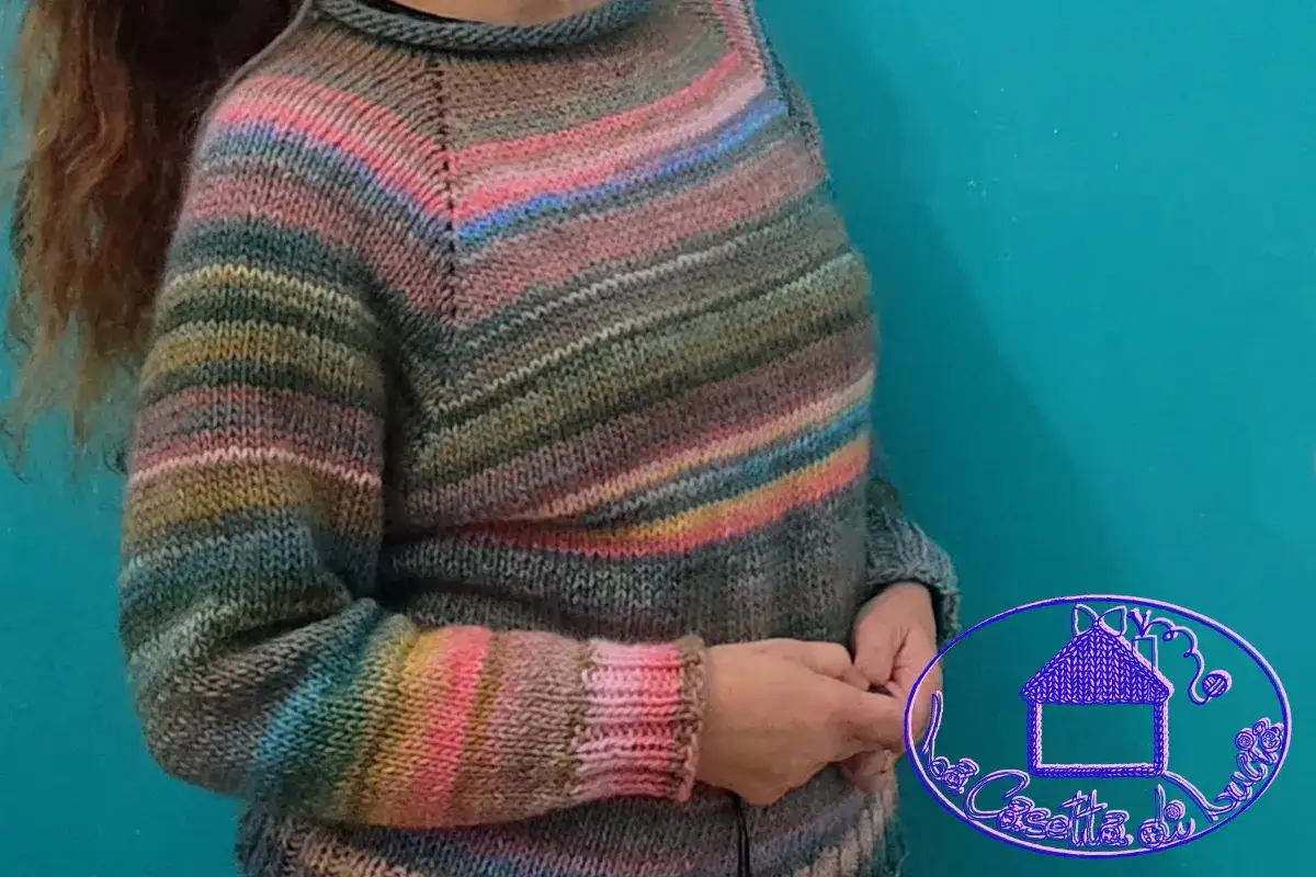 Maglione a righe colorate per bimba, lavorato ai ferri. Trovi qui le spiegazioni per realizzarlo.