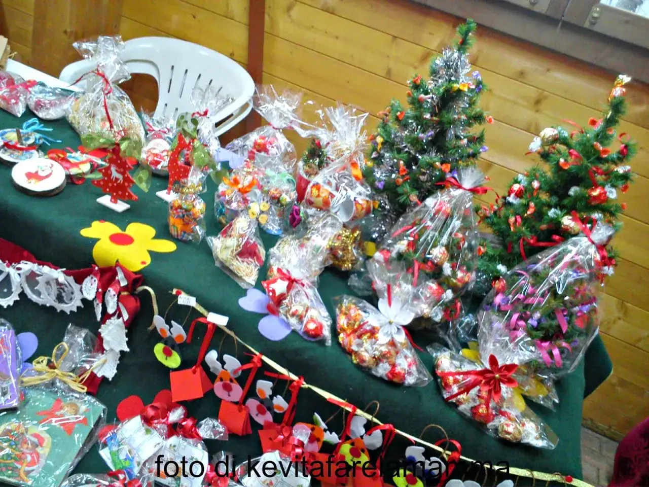 Tanti piccoli pacchetti regalo e alberelli decorati, perfetti come idee per mercatini di natale fai da te.