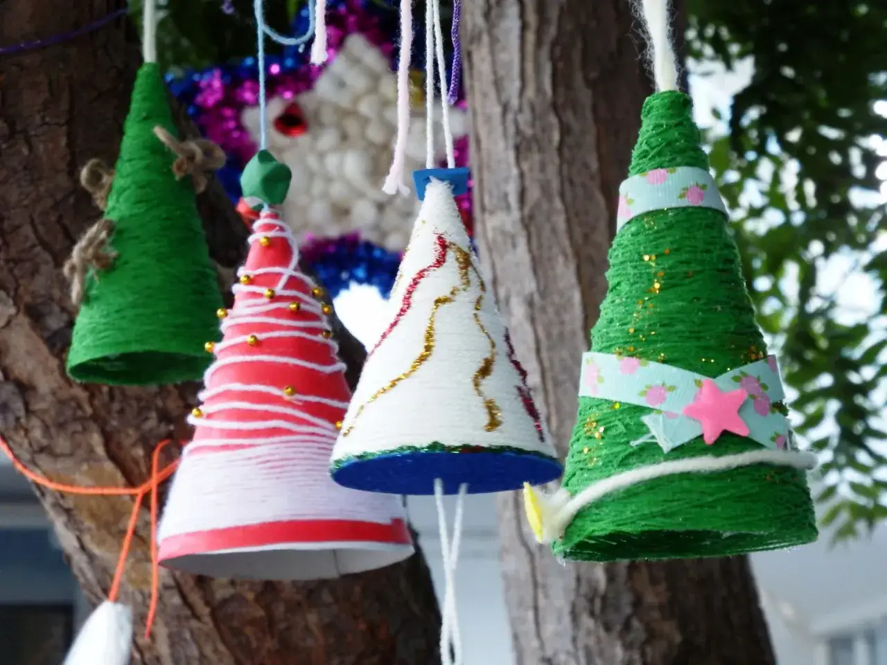 Decorazioni natalizie fai da te a forma di cono, perfette per chi ama creare e decorare l'albero di natale fai da te con originalità.
