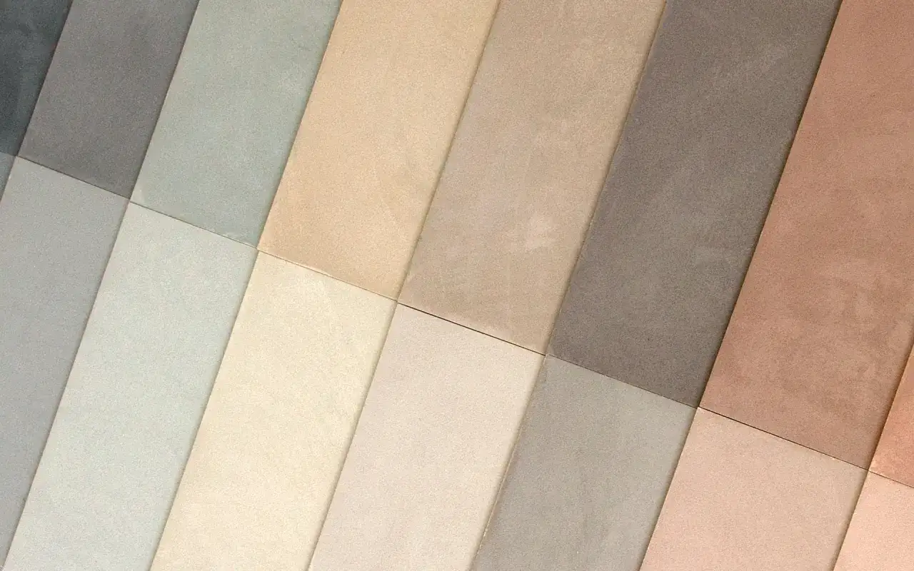 Una gamma di campioni di colore, che mostra vari tipi di marrone, dal beige chiaro al grigio tortora e al rosa antico.