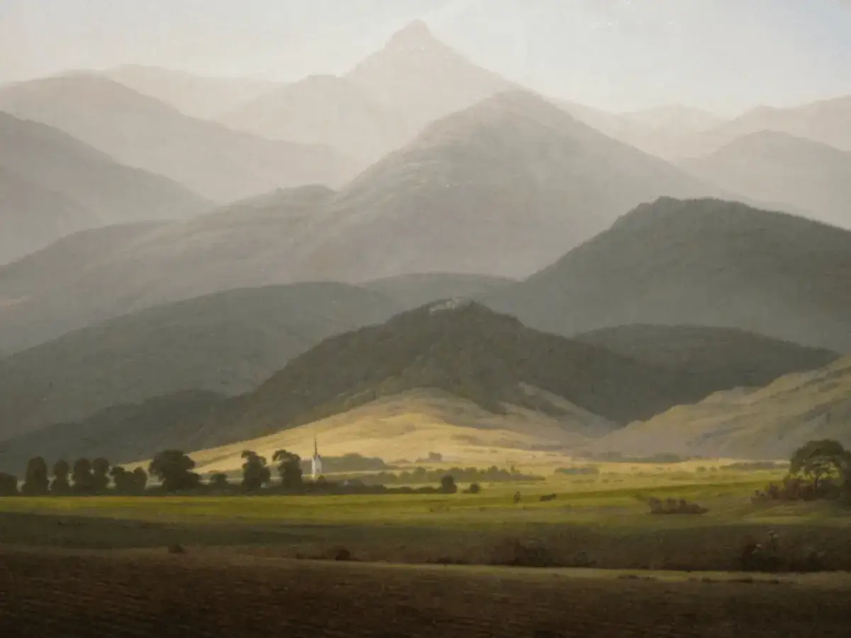 Un artista prova a dipingere un paesaggio con montagne nebbiose, una valle verde e una chiesa bianca.