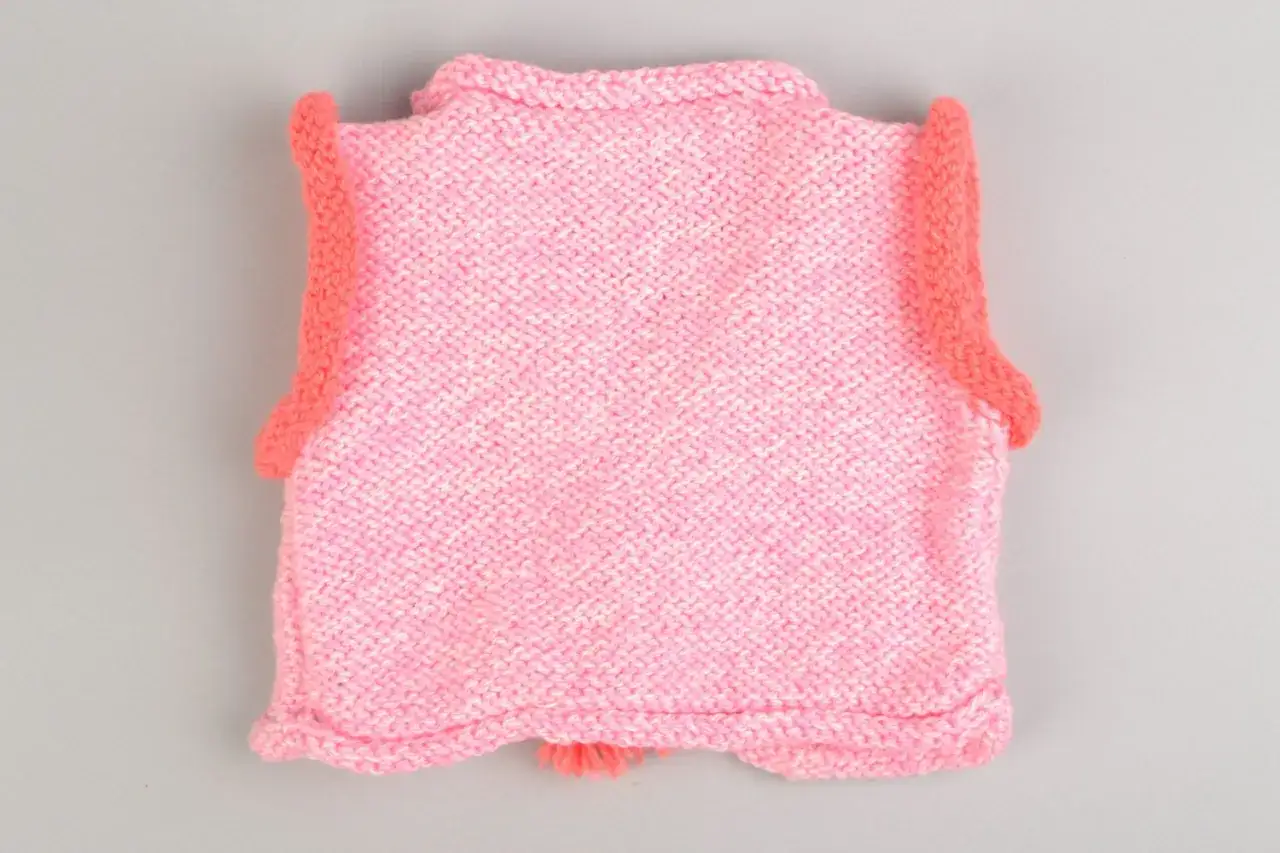 Gilet ai ferri bambina 8 anni, rosa con bordi corallo. Perfetto per le giornate fresche, un capo fatto a mano con amore.