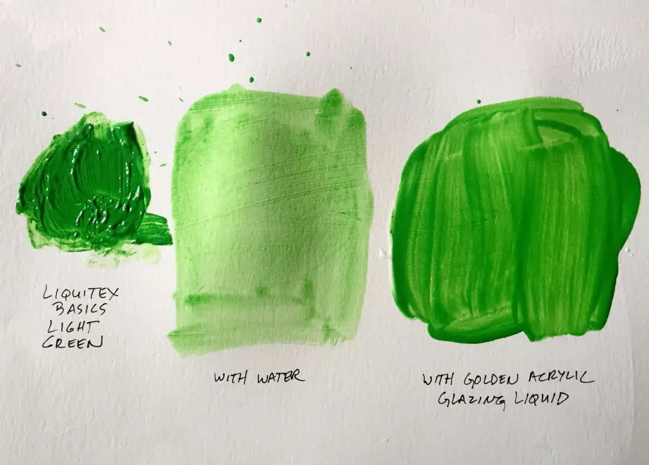 Tre campioni di pittura verde: uno puro, uno diluito con acqua, uno con liquido per velature. Vedere come diluire la pittura per ottenere effetti diversi.