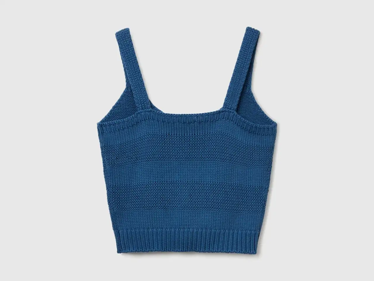 Canotte ai ferri spiegazioni: un top blu in maglia con spalline larghe, perfetto per creare capi unici.