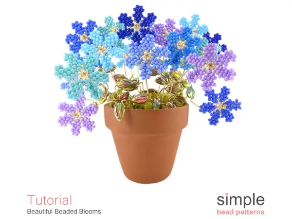 Un vaso di terracotta pieno di bellissimi fiori con perline facili, nei toni del blu, azzurro e viola.