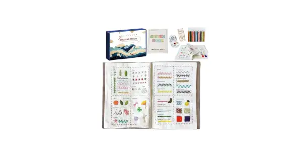 Kit per ricamo con libro di punti e campioni su stoffa a quadretti. Include fili colorati e aghi.