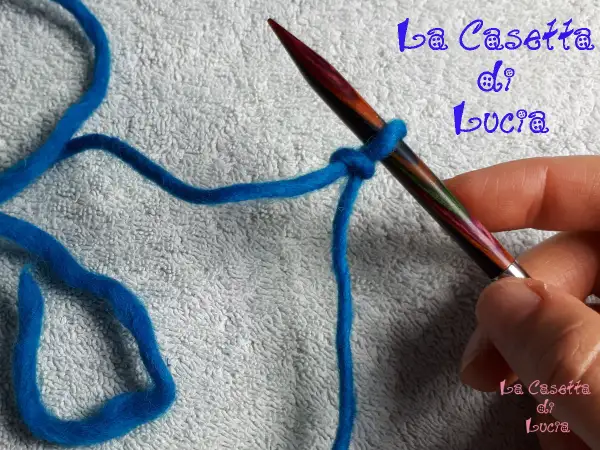 Impara come fare un cappio con questo filo blu e un ferro da maglia. Un nodo iniziale perfetto per ogni progetto.