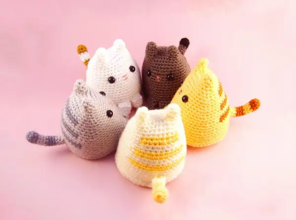 Cinque gattini all'uncinetto, perfetti per i lavori a maglia per la casa, con colori vivaci e dettagli adorabili.