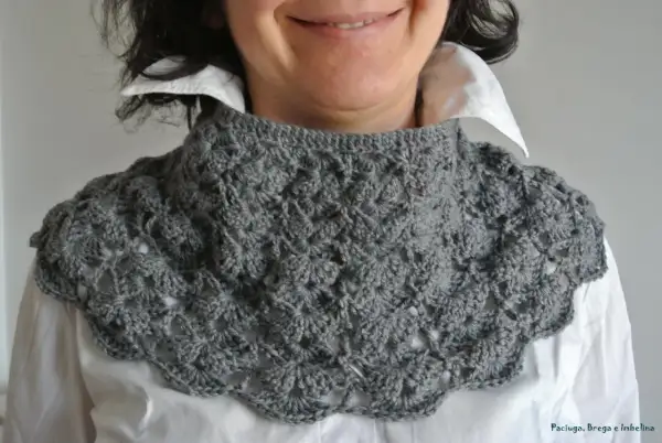 Scaldacollo ai ferri grigio con motivo a pizzo, perfetto per aggiungere un tocco chic al tuo outfit.