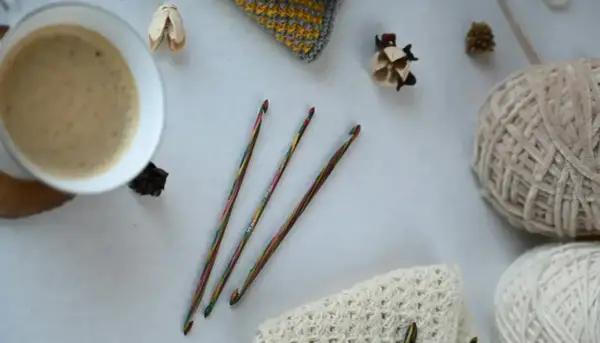 Uncinetto terapia: un caffè fumante, gomitoli di lana e ferri colorati, pronti per creare.