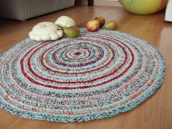 Tappeto uncinetto circolare con frutta e verdura di stagione.