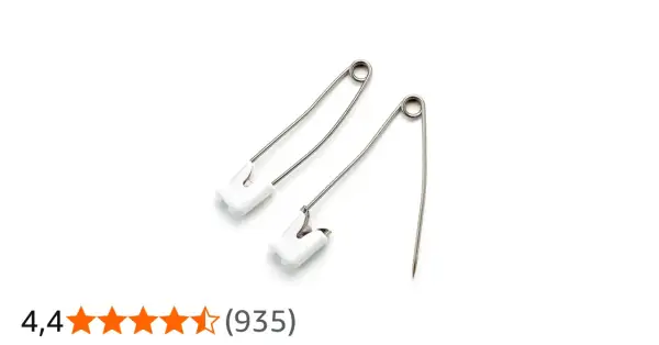 Due spilli da balia argentati con chiusura bianca su sfondo bianco.