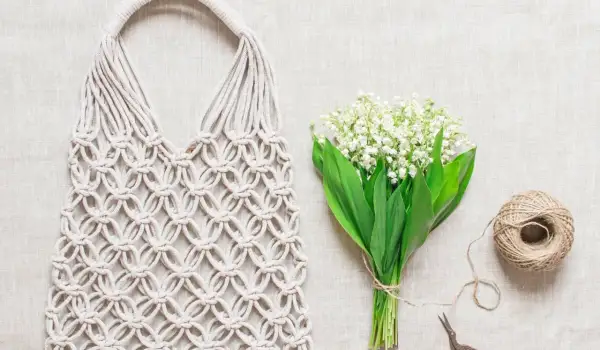 Borse macramè fatte a mano, con spago e fiori di mughetto, pronte per le istruzioni creative.