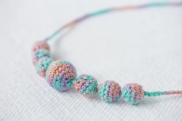 Collane all'uncinetto con perle colorate, perfette per chi cerca schemi gratis e idee creative.