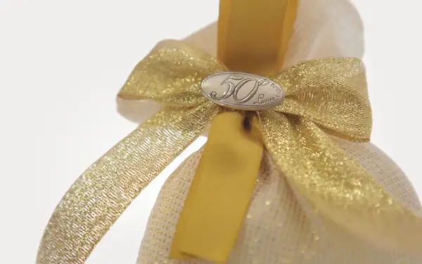 Fiocchi per bomboniere dorati, con medaglietta "50 Lucas", perfetti per celebrare un traguardo speciale.
