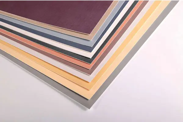 Fogli di carta per pastelli ad olio in varie tonalità: dal bordeaux al grigio, passando per arancio e blu.