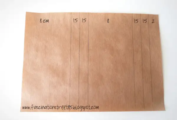 Carta da pacchi con linee tracciate e misure (8, 15, 15, 8, 15, 15, 2) per creare un modello busta lettera.