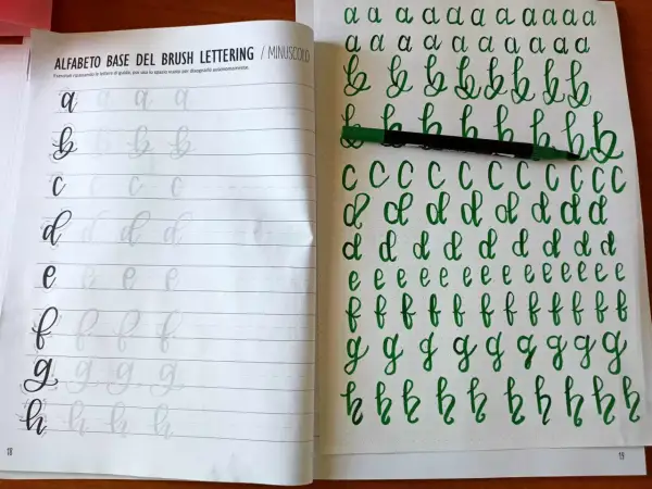 Esercitario di brush lettering con lettere minuscole, dalla "a" alla "h", per un lettering facile e fluido.