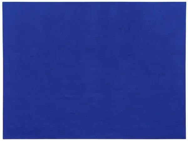 Superficie vibrante nel **klein blue**, con texture materica che evoca profondità e mistero.
